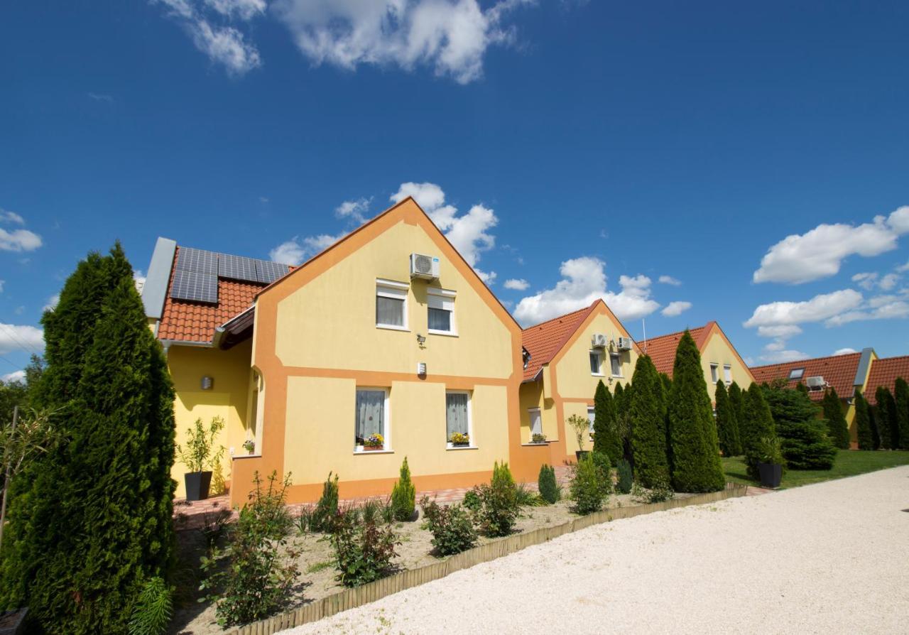 Ponty-Lak Panzio Guest House Davod Bagian luar foto